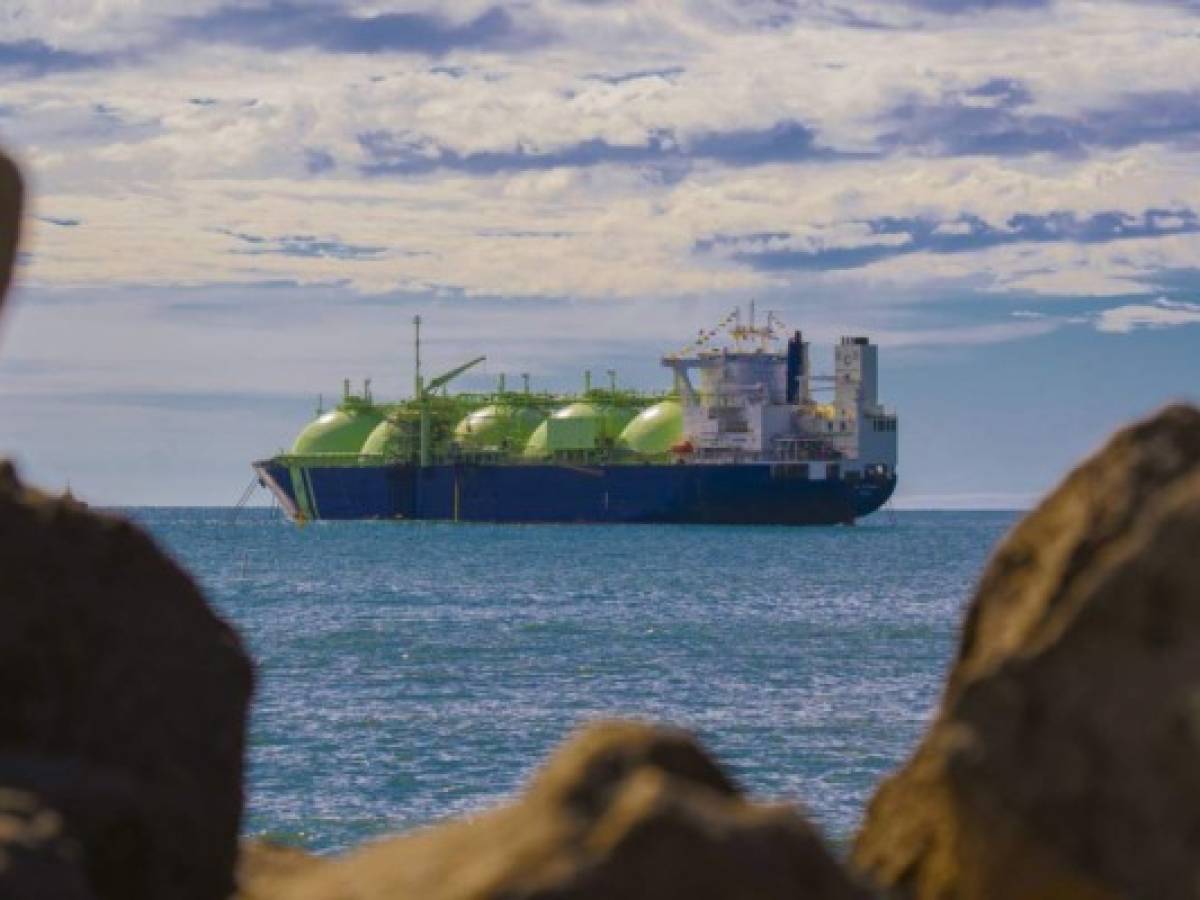 El Salvador: Llega primer barco de almacenamiento y regasificación de gas natural licuado