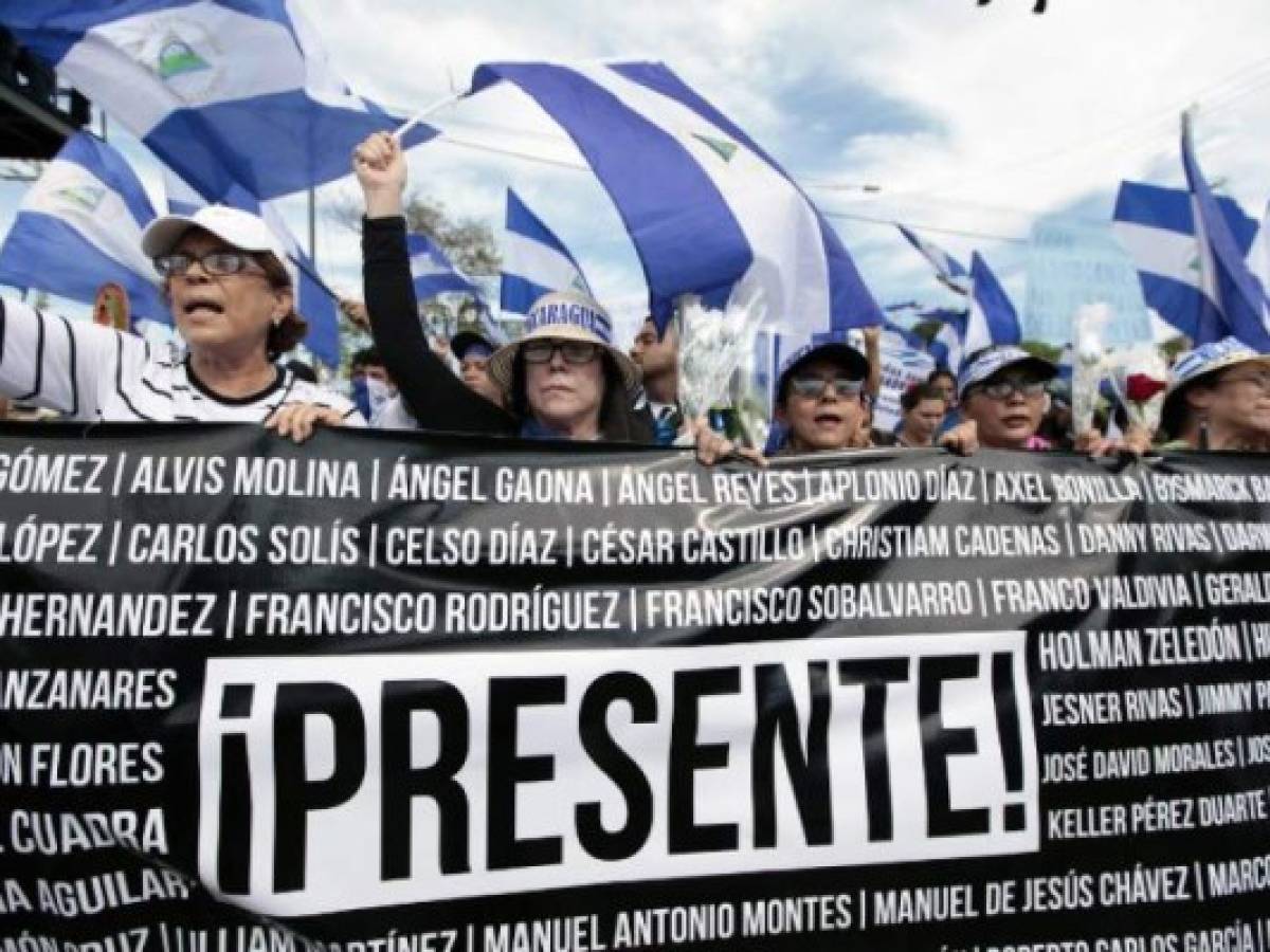 Mothers take part in a march in support of 'the Mothers of April' movement - whose children died in the protests - on Nicaragua's National Mothers Day in Managua on May 30, 2018. / AFP PHOTO / DIANA ULLOA