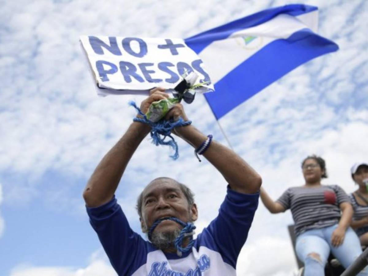 Miles marchan en Nicaragua contra despido de médicos por socorrer manifestantes