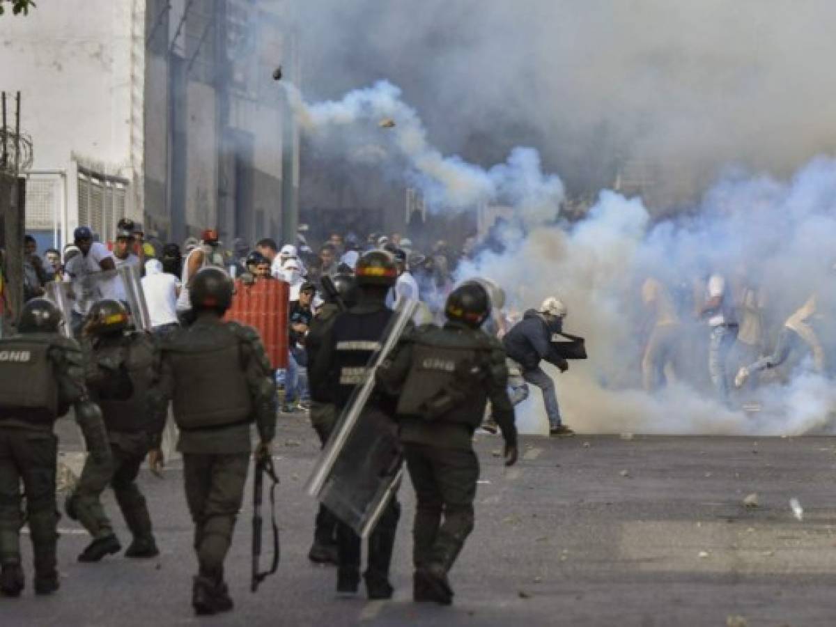 Antimotines se enfrentan con manifestantes opositores en Caracas