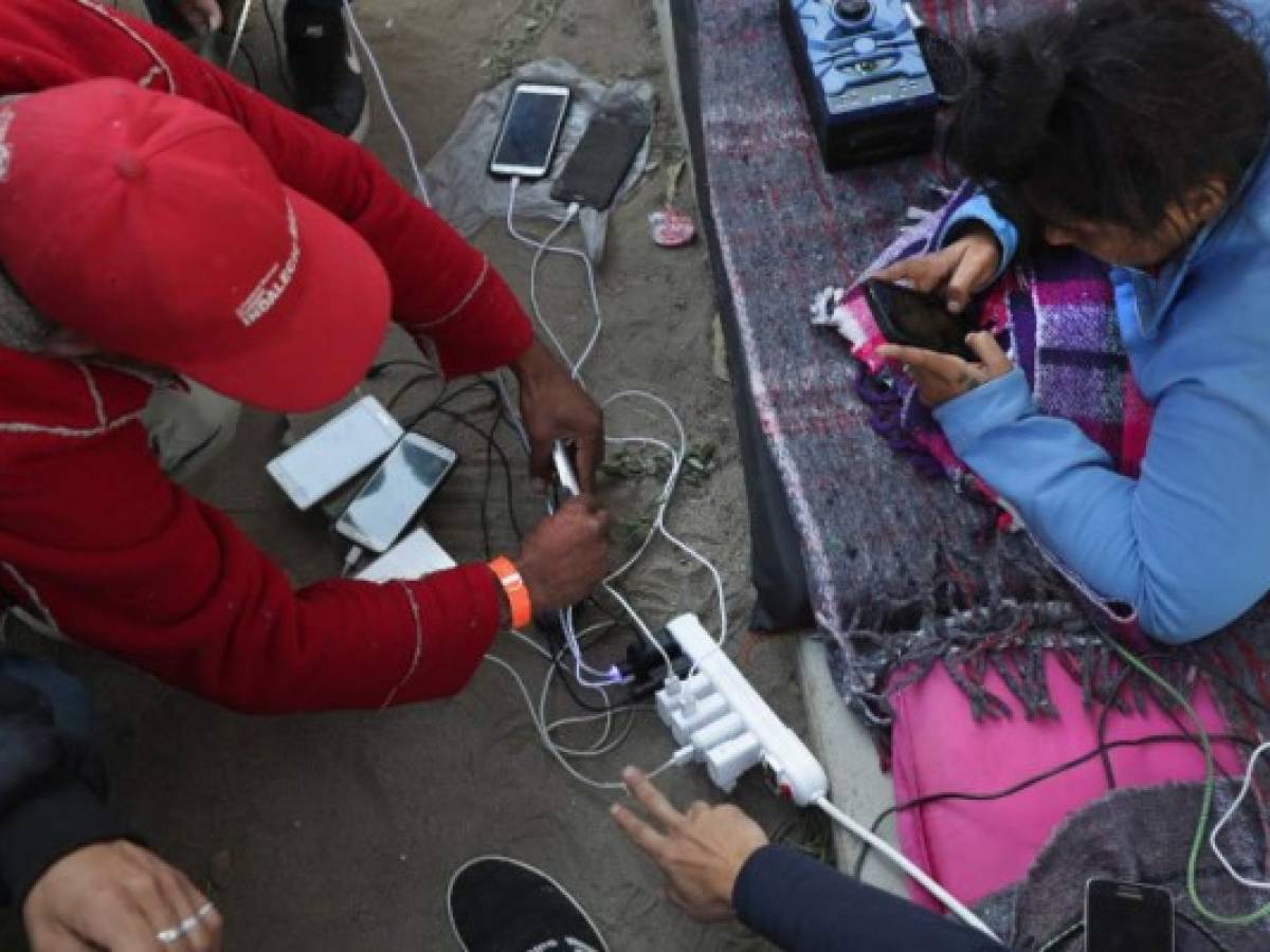 Hondureños dividen caravana en Tijuana y piden asilo a EEUU