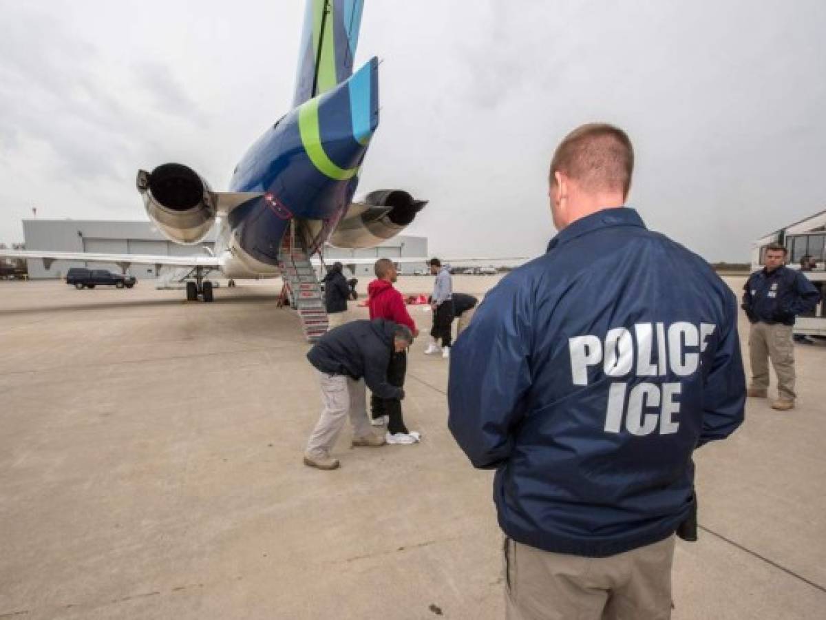 El negocio detrás de los vuelos con inmigrantes deportados