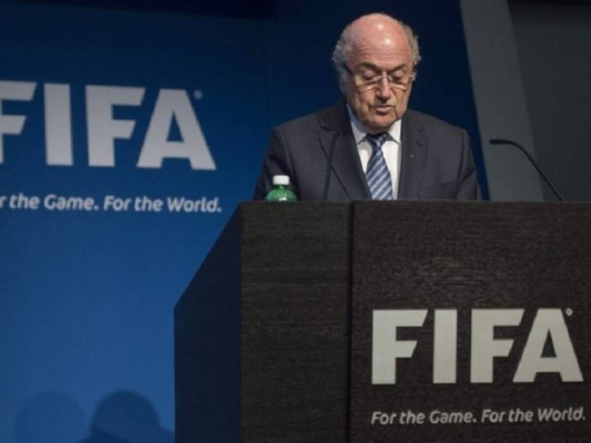 Blatter dimite como presidente de la FIFA y convoca congreso