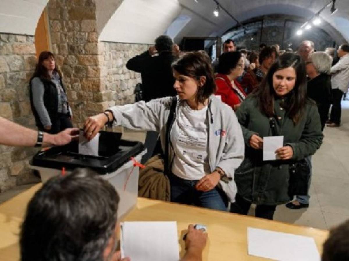 Gobierno español pide al ejecutivo catalán poner fin a la 'farsa' del referéndum