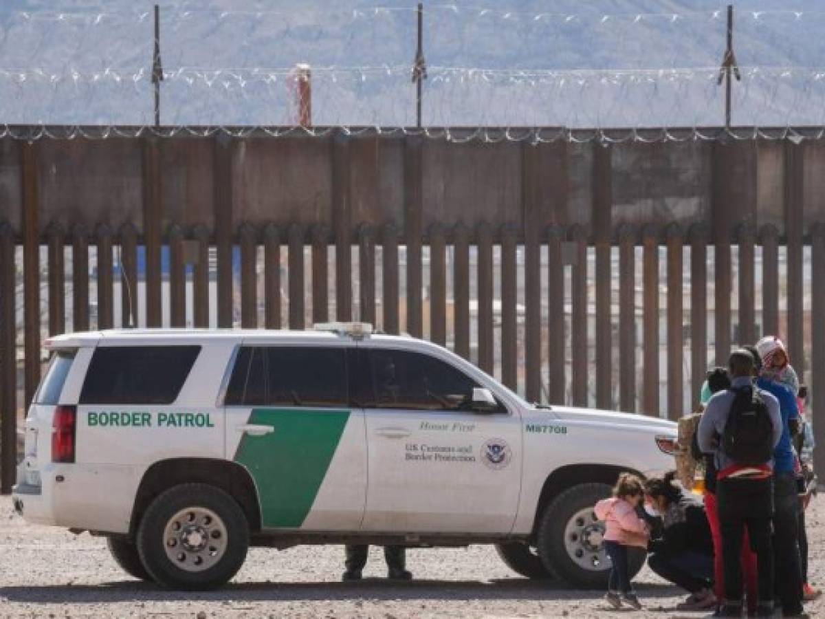 Agentes fronterizos aprehenden un grupo de migrantes en El Paso, Texasel 15 de marzo de 2021. (Photo by Justin Hamel / AFP)