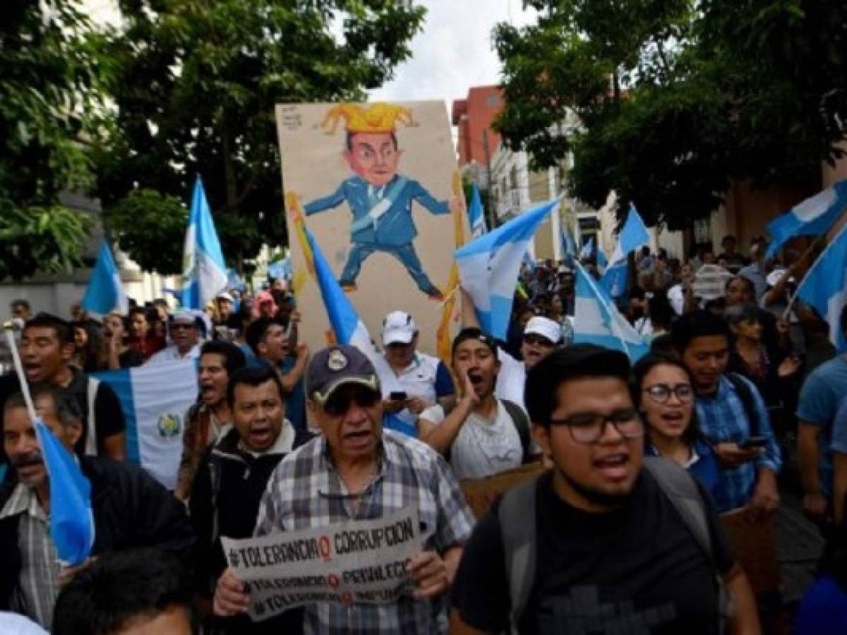 Velásquez recibe el apoyo de la calle; y Morales, la condena popular