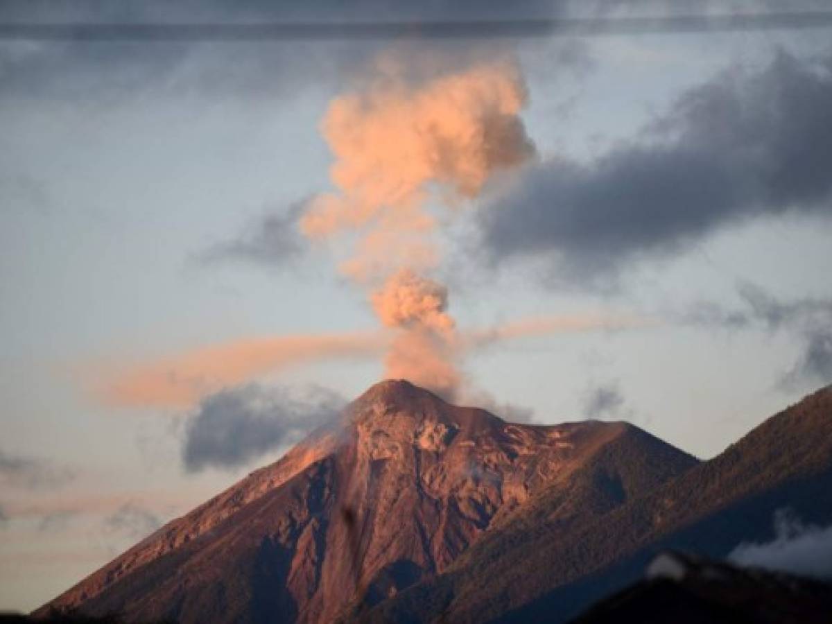 Guatemala: Ceniza de Volcán de Fuego podría alcanzar a la capital