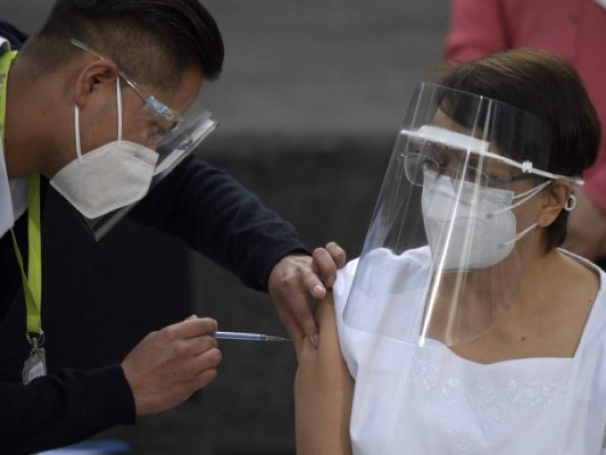 México: Enfermera recibe la primera dosis de la vacuna contra covid-19