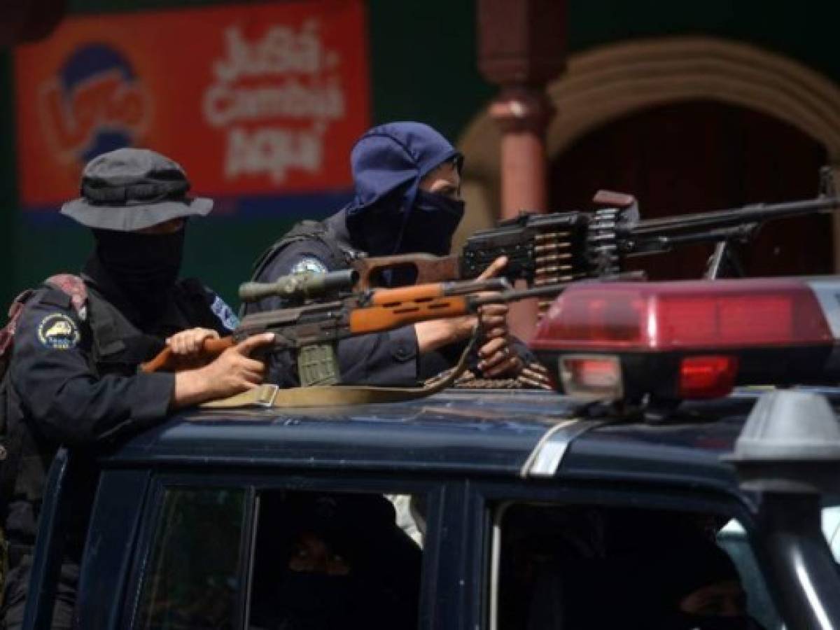Members of Nicaragua's Special Forces patrol the streets of Monimbo neighborhood in Masaya, Nicaragua, on July 18, 2018, following clashes with anti-government demonstrators.The head of the Inter-American Commission on Human Rights has described as 'alarming' the ongoing violence in Nicaragua, where months of clashes between protesters and the forces of President Daniel Ortega have claimed almost 300 lives. / AFP PHOTO / MARVIN RECINOS