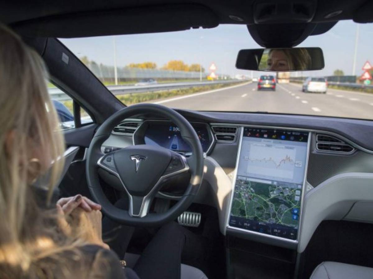 EEUU abre pesquisa sobre conducción asistida de Tesla tras 11 accidentes