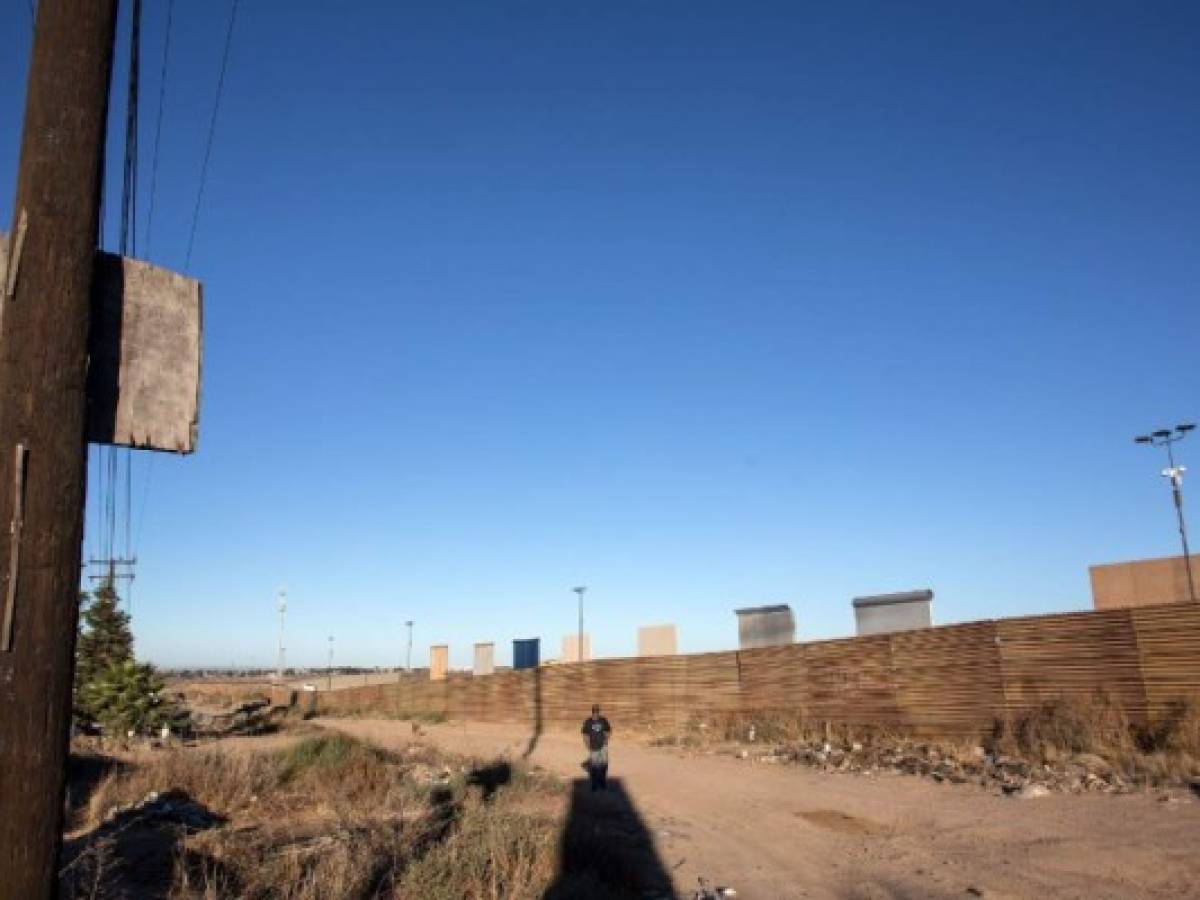 Los prototipos del muro de Trump ya se levantan en el desierto