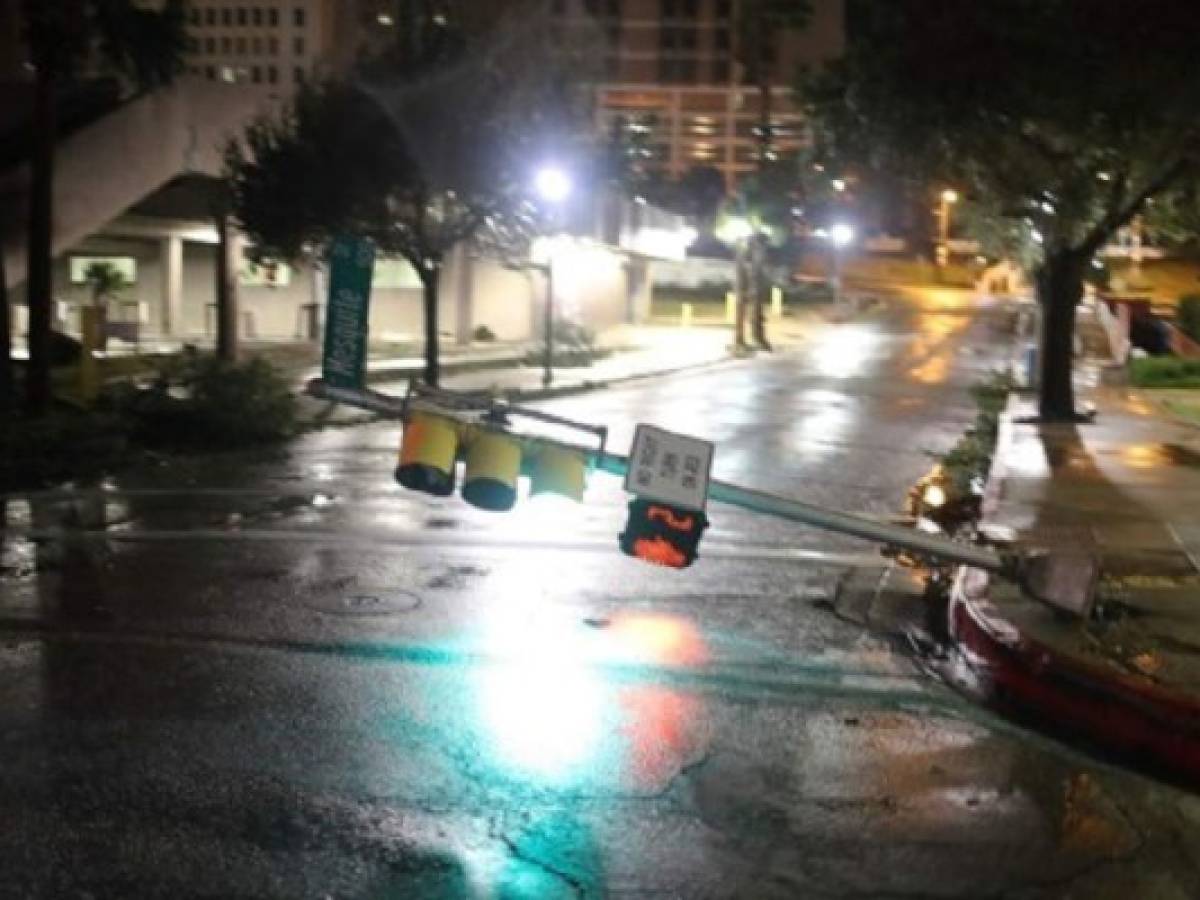 Huracán Harvey toca tierra y amenaza costa de Texas con 'inundaciones catastróficas'