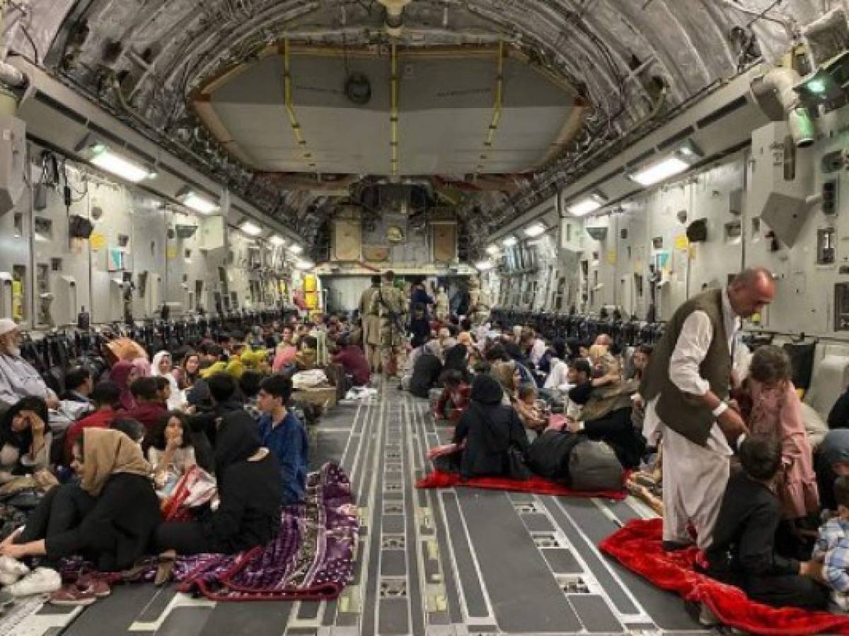 Afganistán: EEUU ordena a aerolíneas comerciales asistir en la evacuación