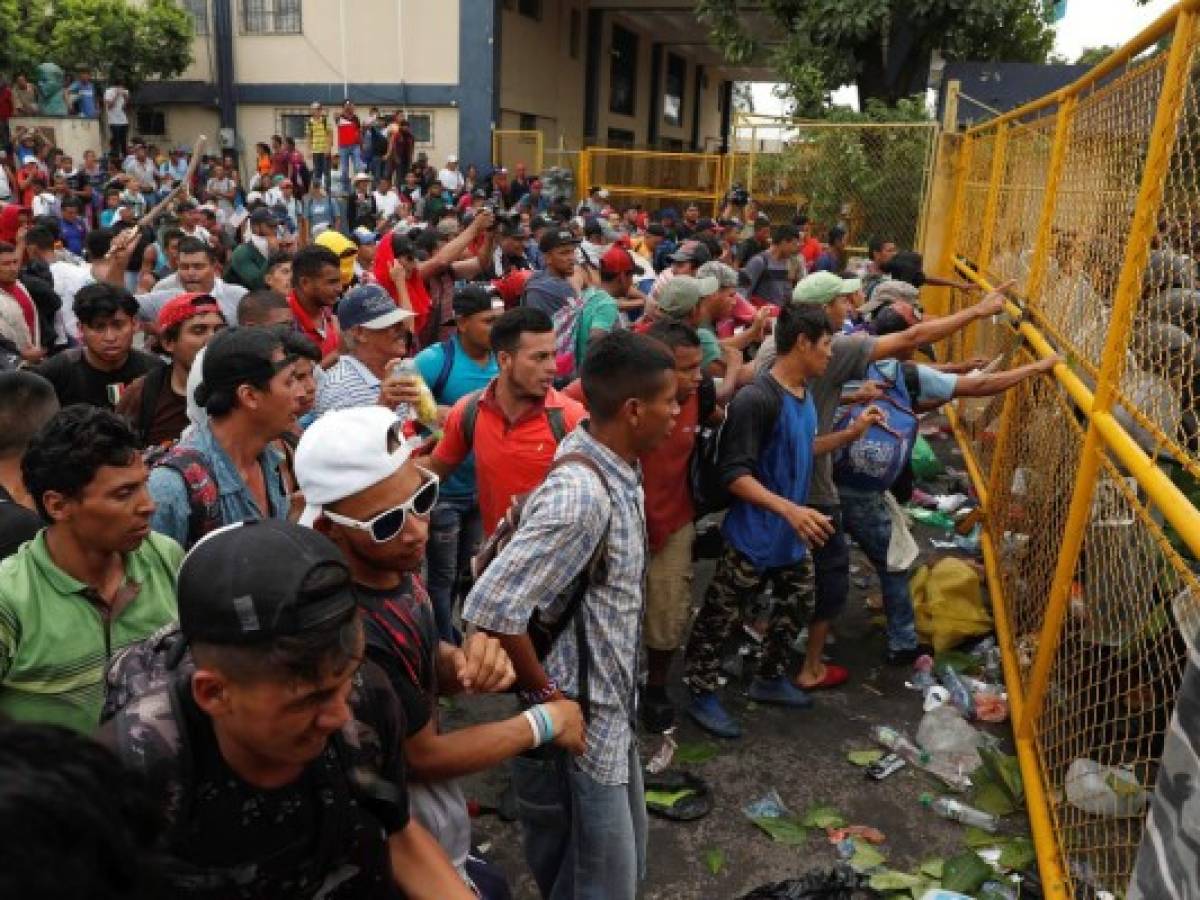 Hondureños rompen cerco policial en Guatemala en intento de unirse a caravana migrante