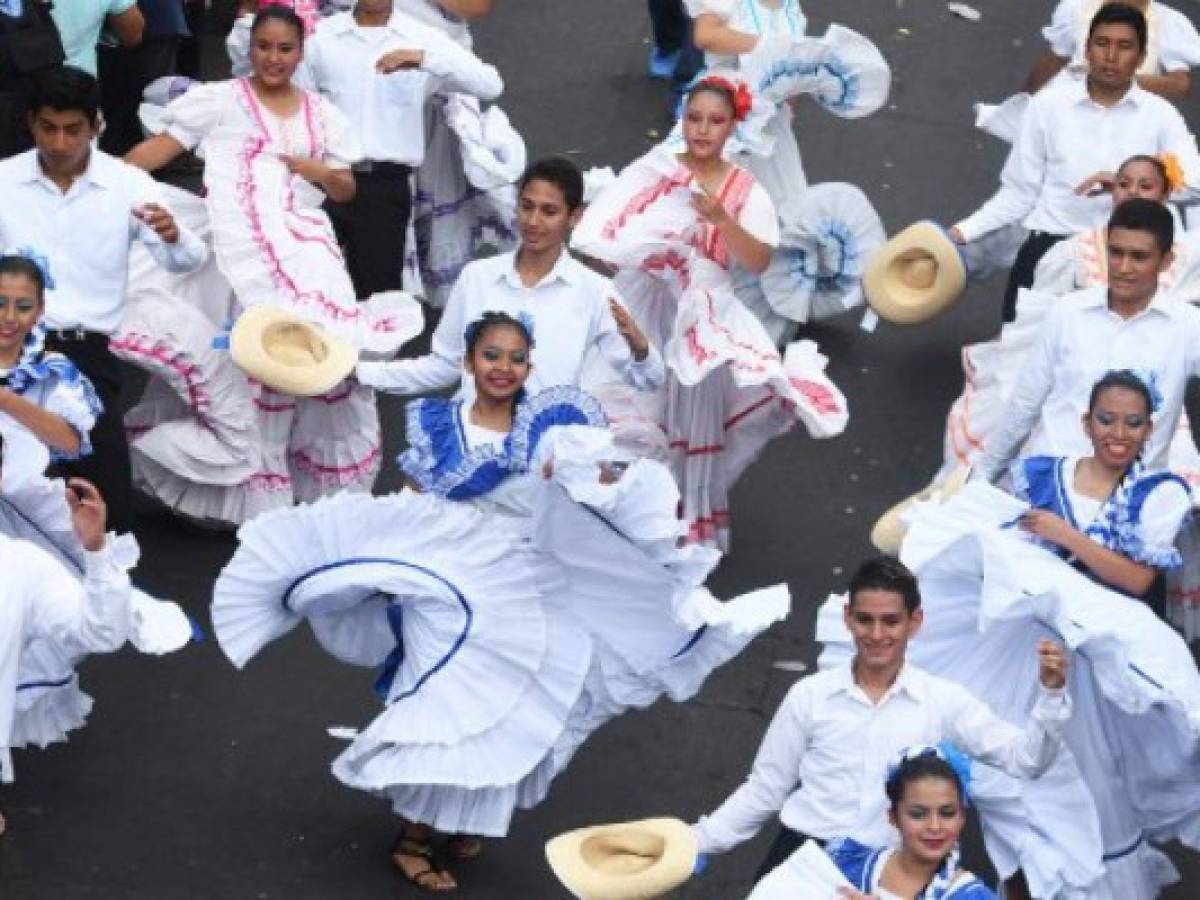 El Salvador entra en receso por fiestas patronales