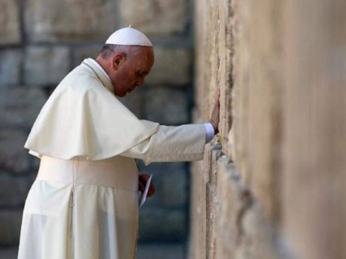 Peres y Abbas aceptan la invitación del Papa