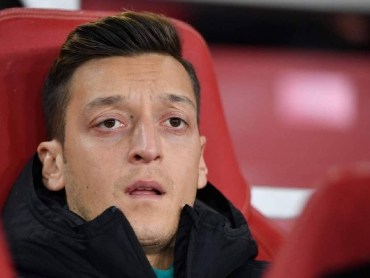 Özil acude al rescate para salvar a la mascota del Arsenal