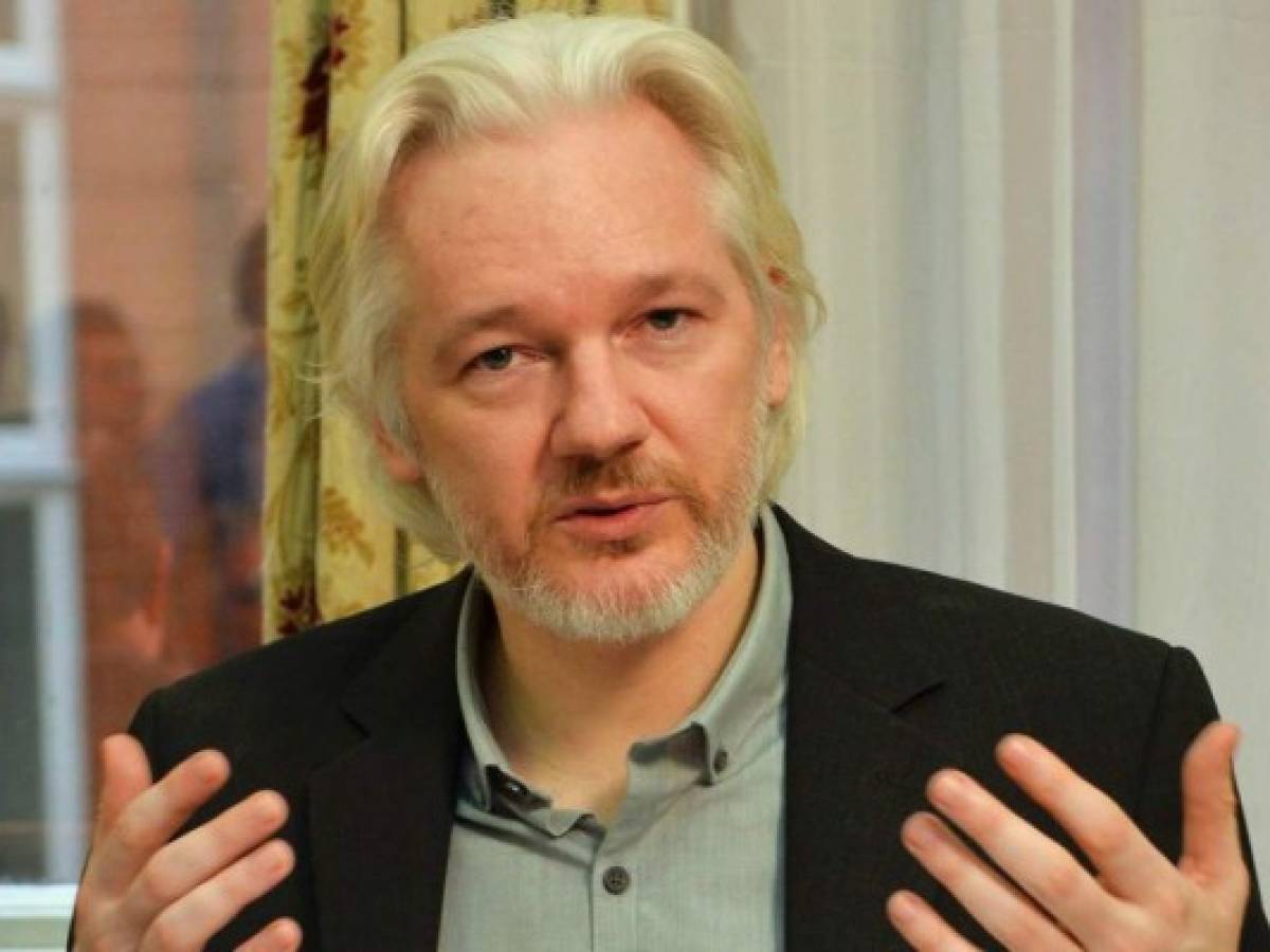 Julian Assange se entregaría este viernes