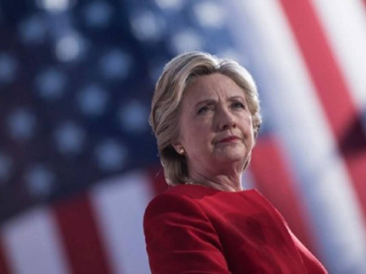 Primeras estimaciones de voto darían clara victoria de Clinton