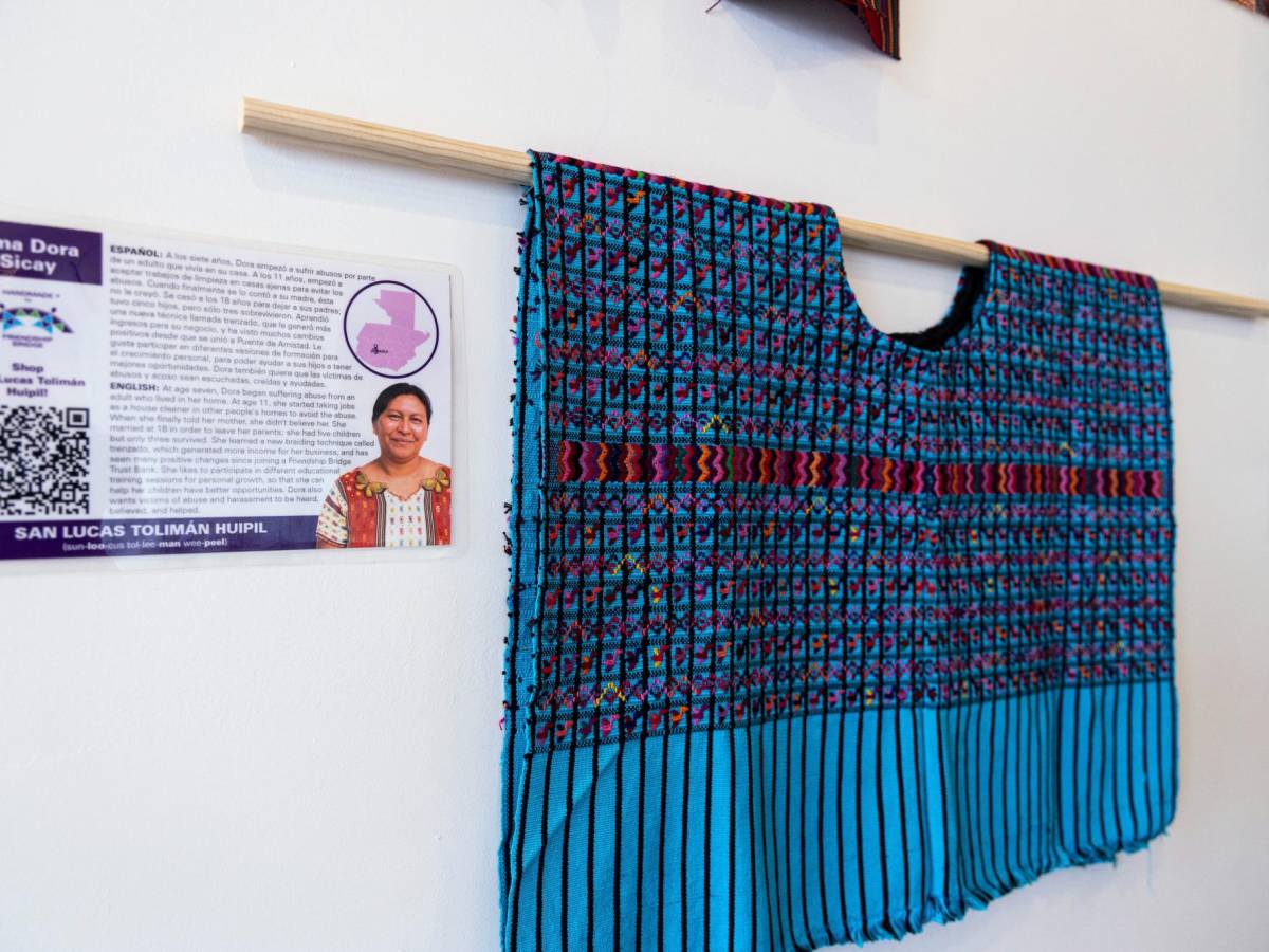 Exposición de tejedoras guatemaltecas promueve el comercio ético en EEUU