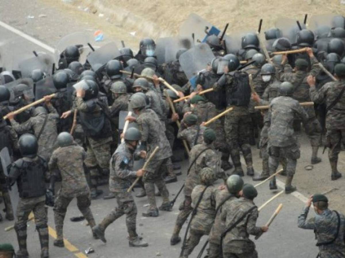 Video: Policía de Guatemala frena caravana migrante con gas lacrimógeno y palos