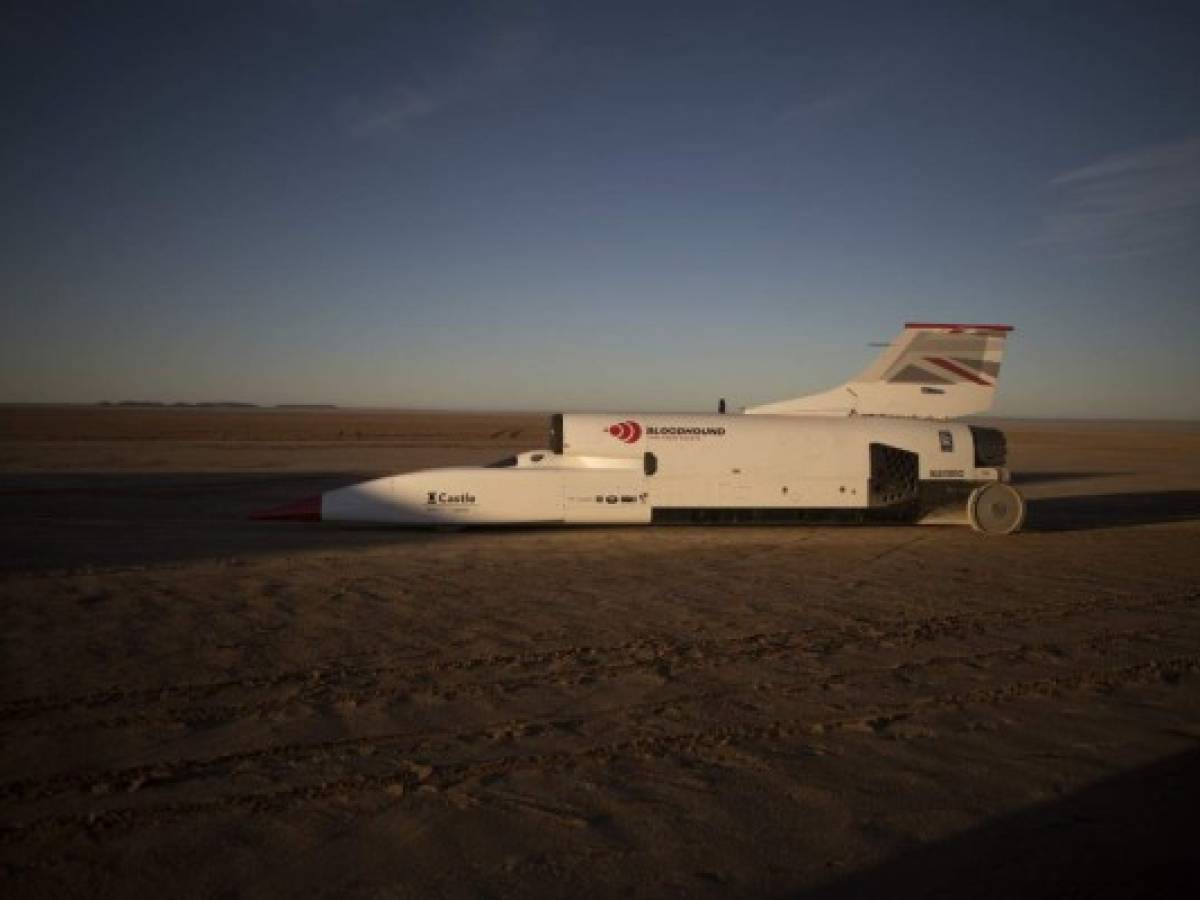 El auto-cohete trata de batir récords en el Kalahari