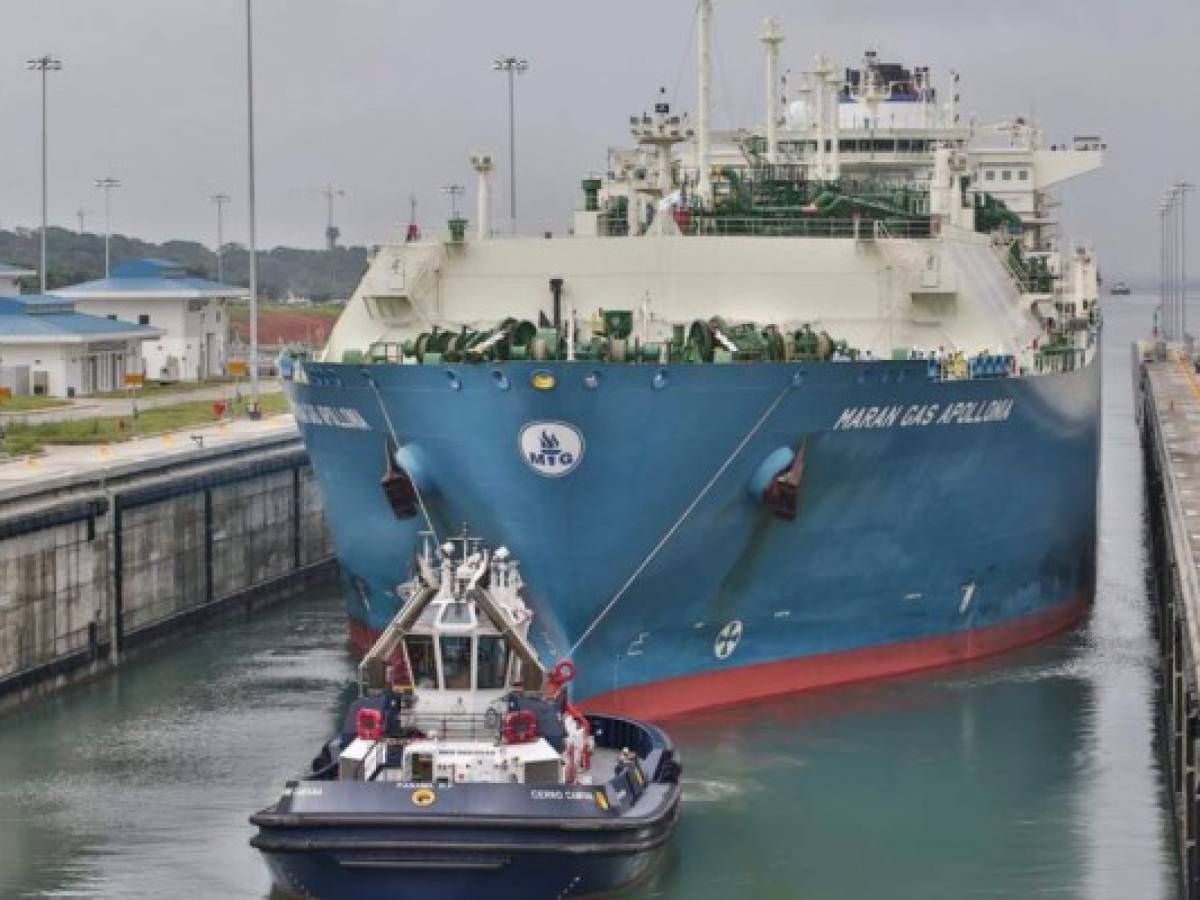 Buque de gas natural licuado atraviesa por primera vez el Canal