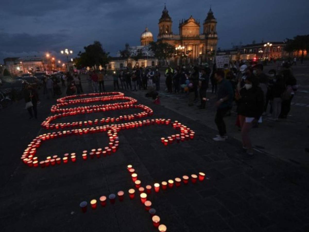 Vista de velas durante un homenaje en honor a las más de 9000 personas que fallecieron por COVID-19 en el país, en la Ciudad de Guatemala, el 26 de junio de 2021. (Foto de Johan ORDONEZ / AFP)