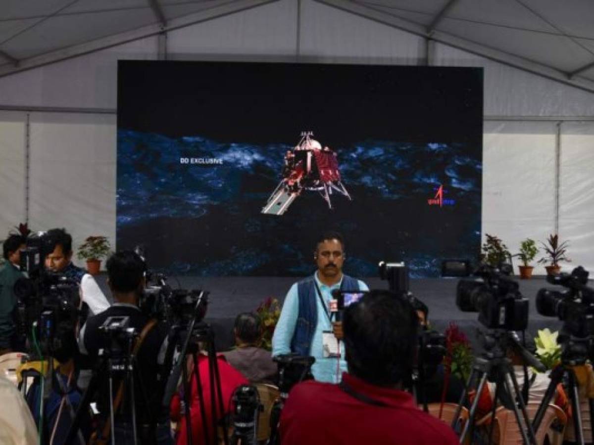 Members of the India media cover the developments at ISRO Telemetry Tracking and Command Network (ISTRAC) facility in Bangalore, on September 6, 2019, as the countdown for the soft-landing of Vikram lander of Chandrayaan-2, on the surface of the moon is expected to happen in the early hours of September 7. - Chandrayaan-2 space exploration mission consisting of a lunar orbiter, a lander named Vikram, and a lunar rover named Pragyan, all of which were developed in India, was launched from Satish Dhawan Space Centre in Sriharikota on 22 July 2019 by the Geosynchronous Satellite Launch Vehicle (GSLV) Mark III. (Photo by Manjunath Kiran / AFP)
