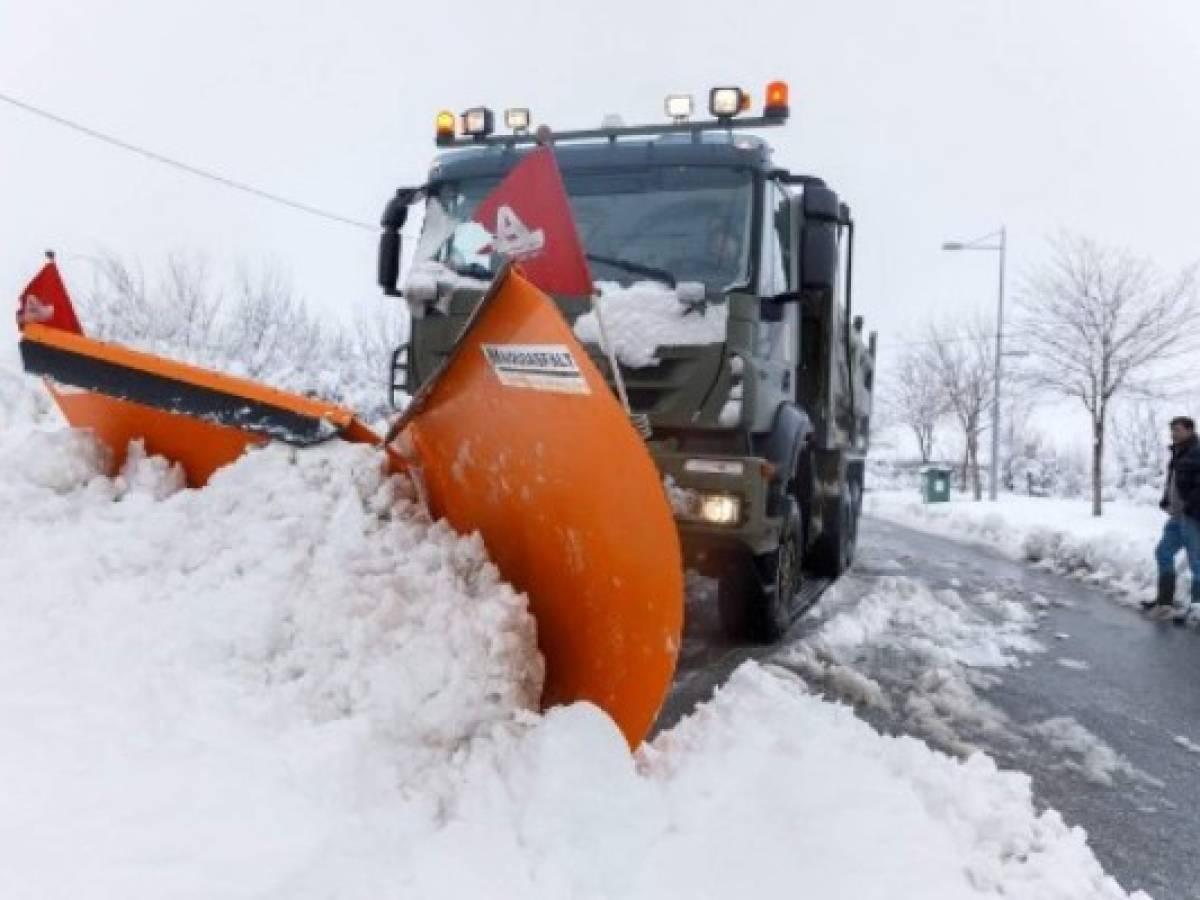 España moviliza al Ejército para rescatar conductores atrapados por la nieve