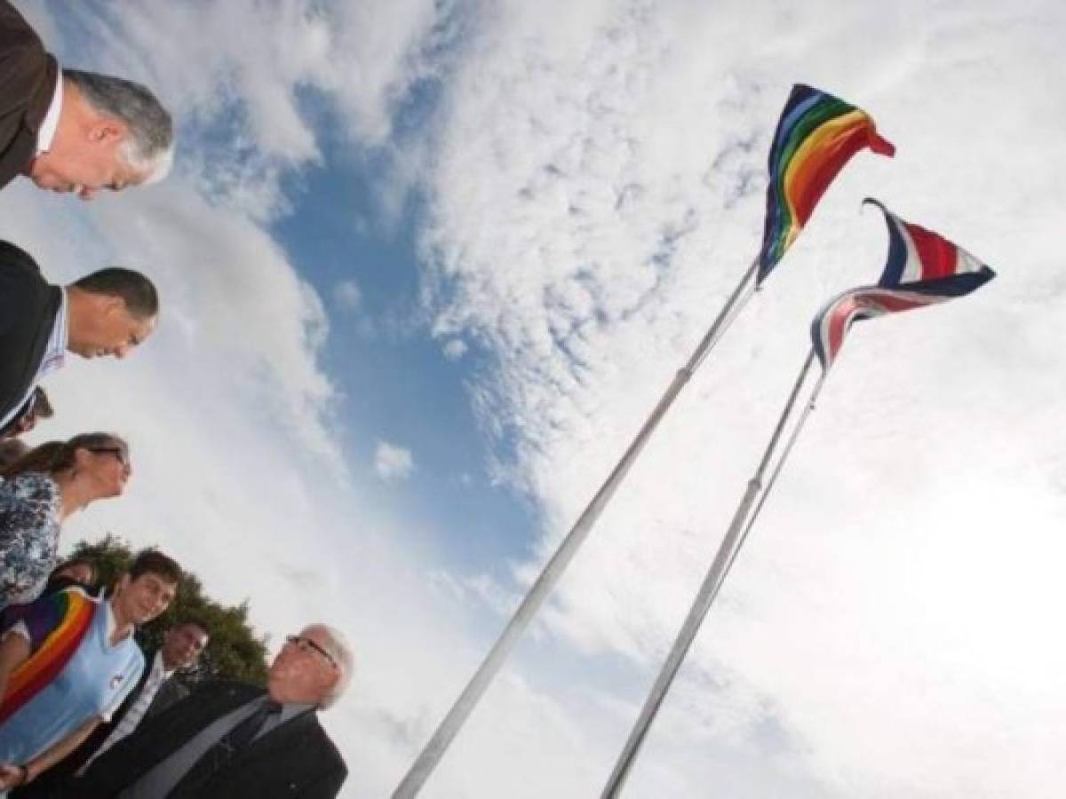 Bandera multicolor ondea en Casa Presidencial de Costa Rica