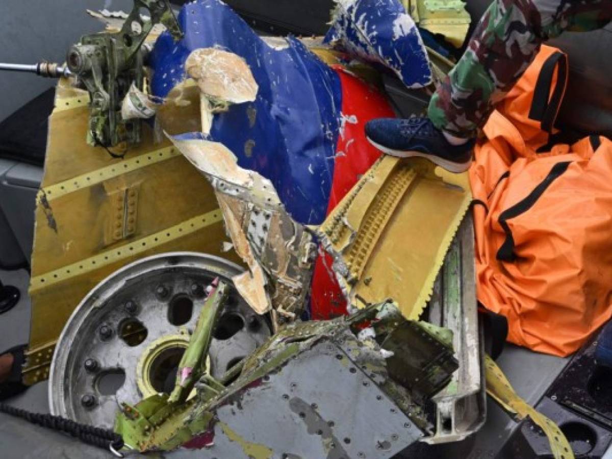 Recuperados restos humanos y partes del fuselaje del Boeing que se estrelló en Indonesia