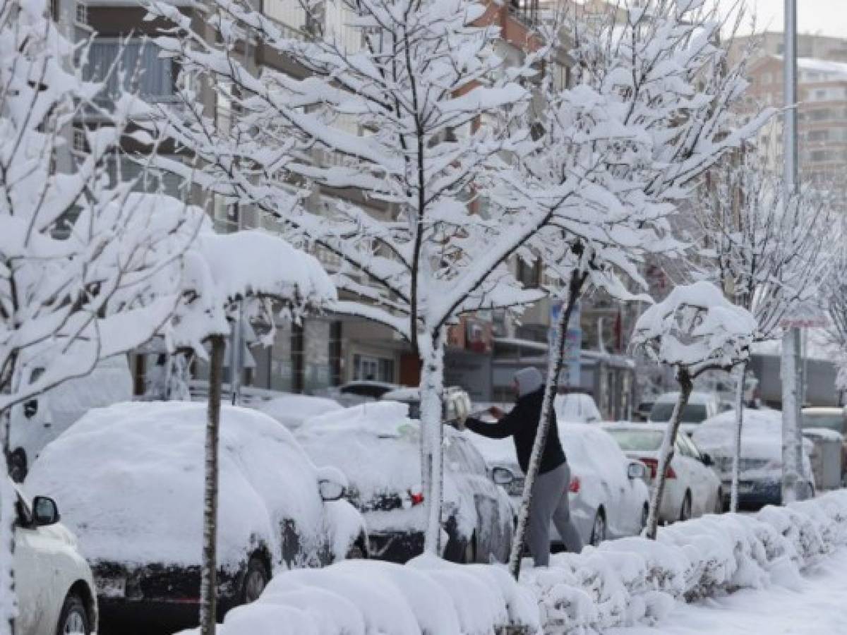 Cientos de vuelos cancelados por nevadas en EEUU