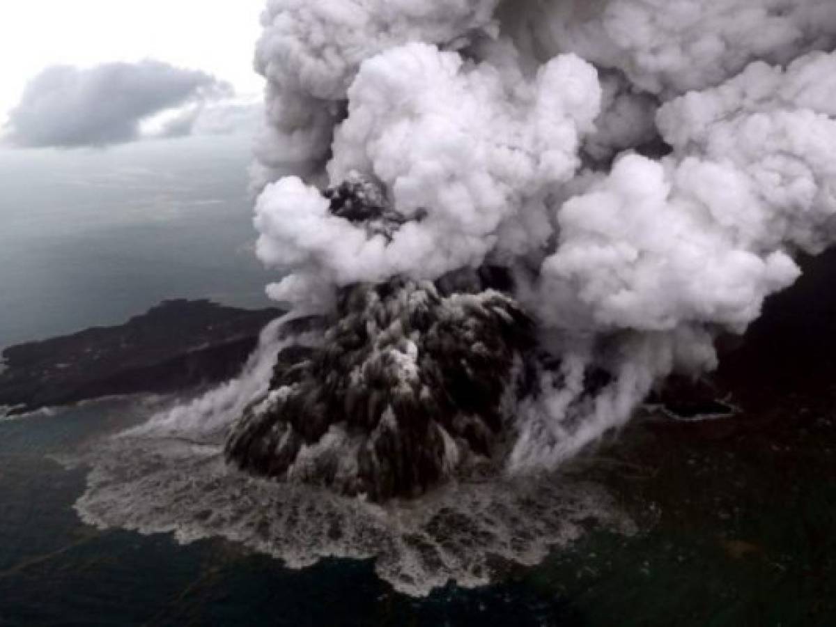 This aerial picture taken on December 23, 2018 by Bisnis Indonesia shows the Anak (Child) Krakatoa volcano erupting in the Sunda Straits off the coast of southern Sumatra and the western tip of Java. - The death toll from the December 22 volcano-triggered tsunami in Indonesia has risen to 281, with more than 1,000 people injured, the national disaster agency said on December 24, as the desperate search for survivors ramped up. (Photo by Nurul HIDAYAT / BISNIS INDONESIA / AFP)