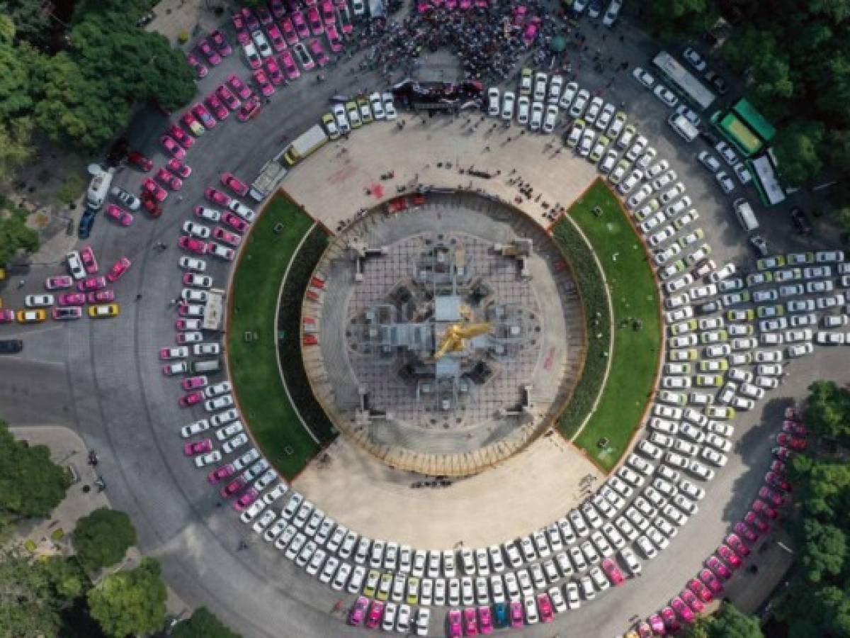 Taxistas mexicanos bloquean calles de la CDMX contra apps de transporte