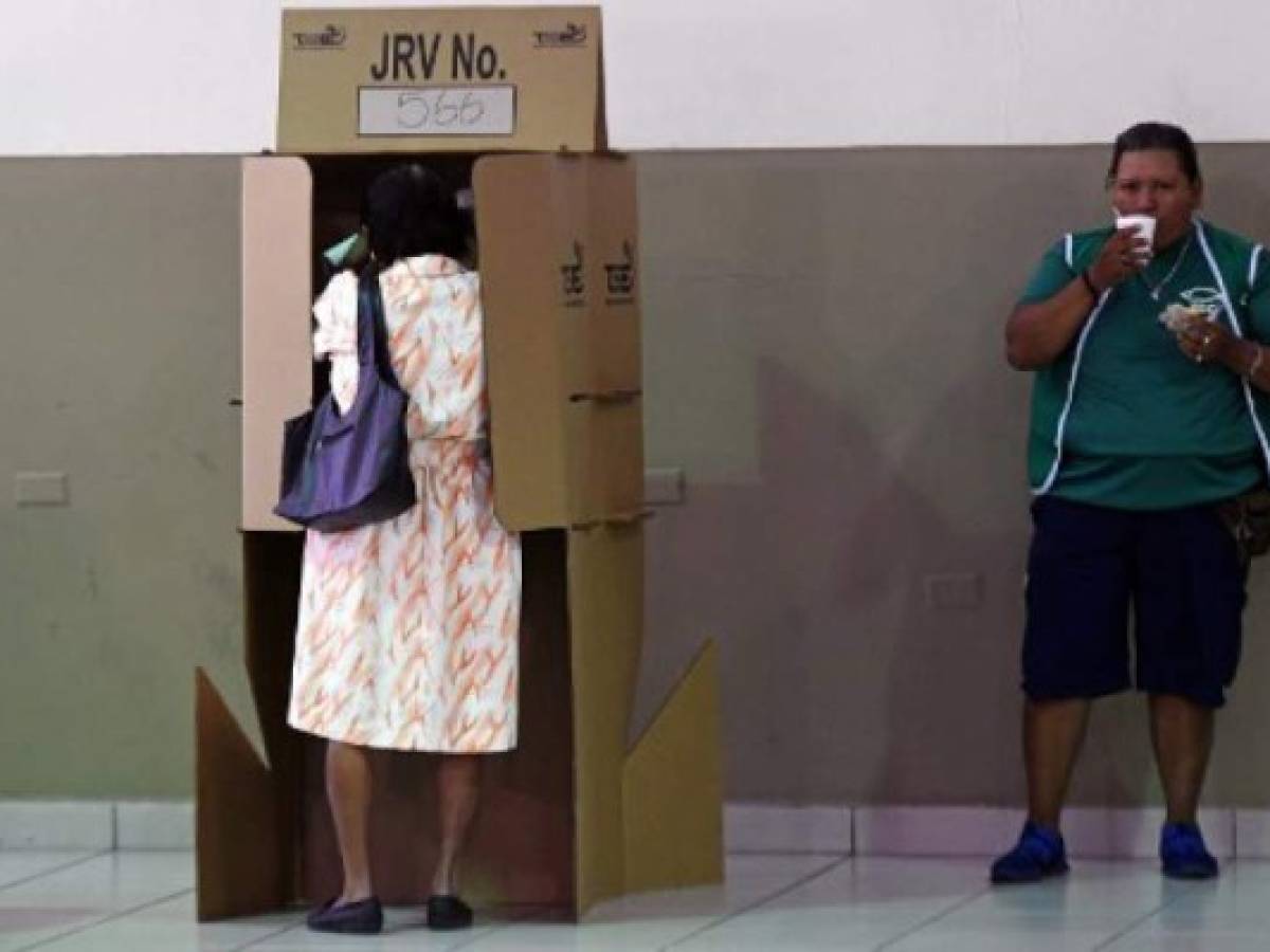 A citizen casts his vote during legislative and municipal elections in San Salvador, on March 4, 2018. Legislative elections in El Salvador will test voters evaluation of leftist President Salvador Sanchez Ceren as he sees out his final year in office, with consequences for his FMLN party. / AFP PHOTO / MARVIN RECINOS