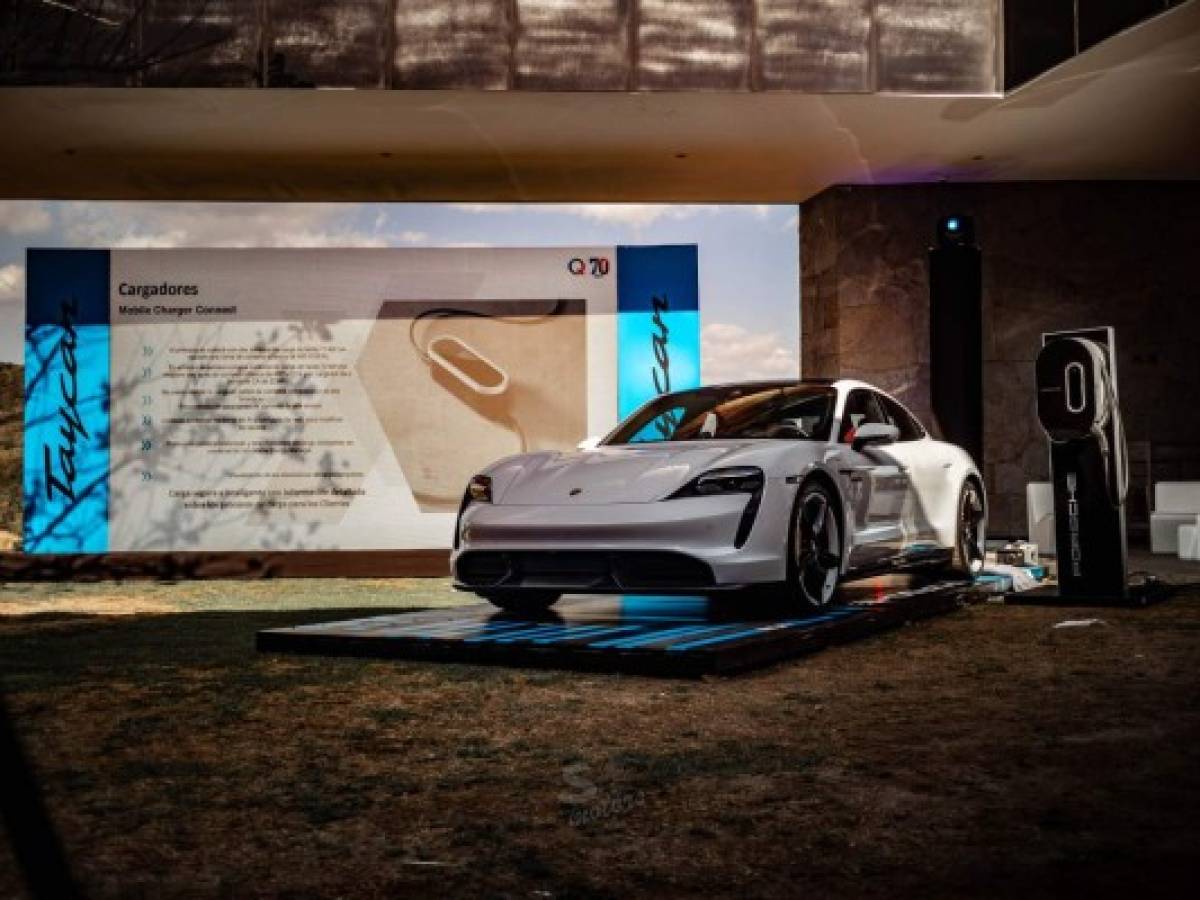 El deportivo de Porsche 100% eléctrico llegó a El Salvador