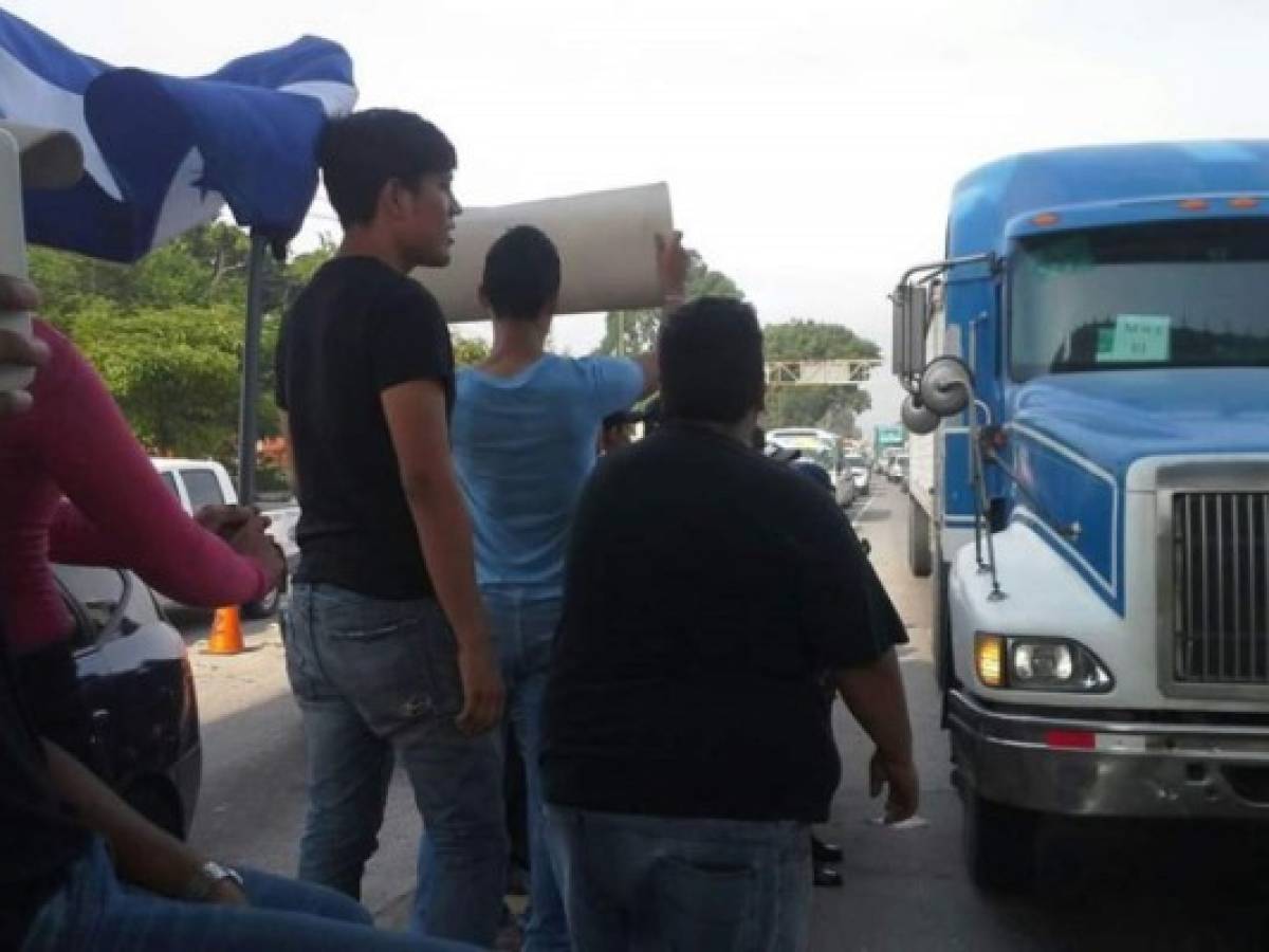 Indignados bloquean calles en Honduras