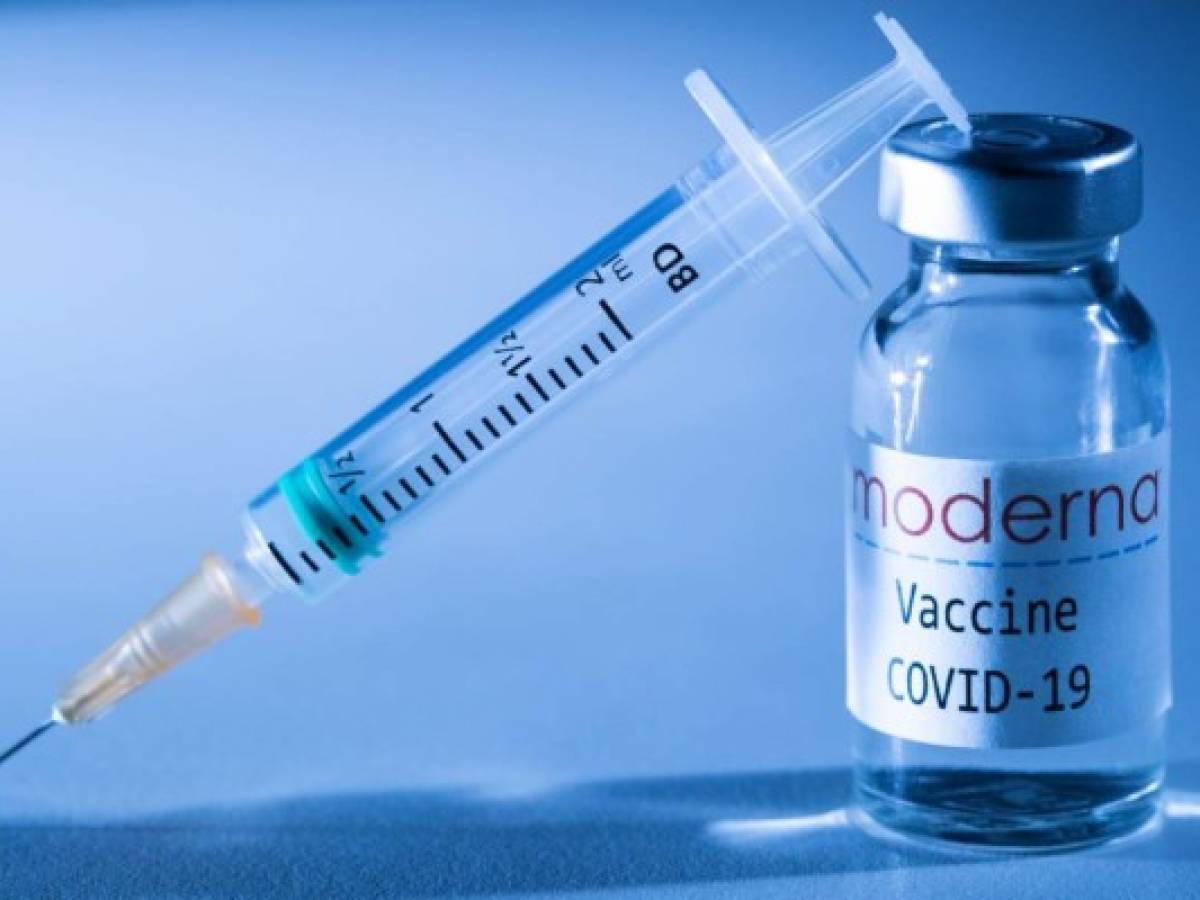 Vacuna de Moderna no muestra ‘problemas de seguridad’, dice ente regulador de EE.UU.