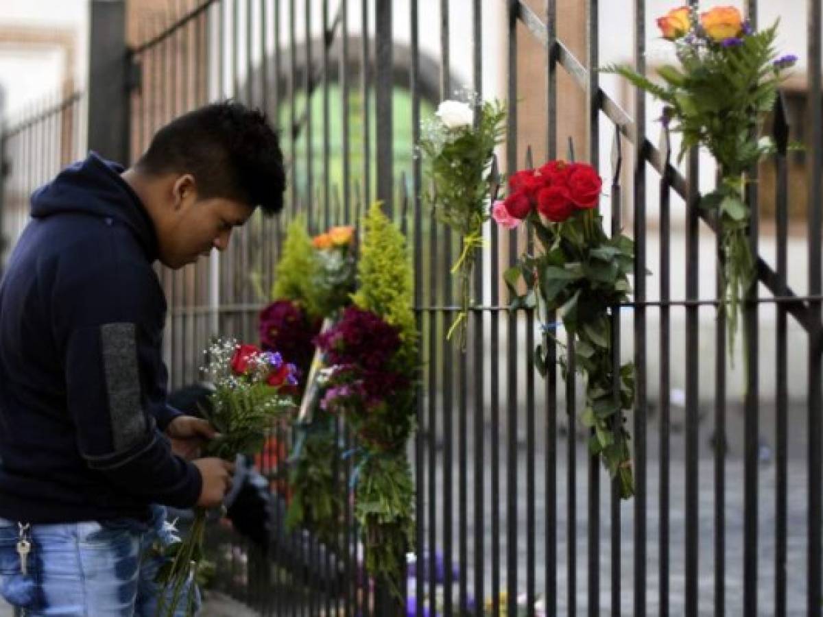 A man leaves a bouquet of flowers outside La Merced church as it remains closed as a preventive measure against the spread of new coronavirus, COVID-19, during Holy Week in Guatemala City, on April 7, 2020. - The Central American country has had 77 confirmed cases of the new coronavirus, including three deas and seventeen people recovered. (Photo by Johan ORDONEZ / AFP)