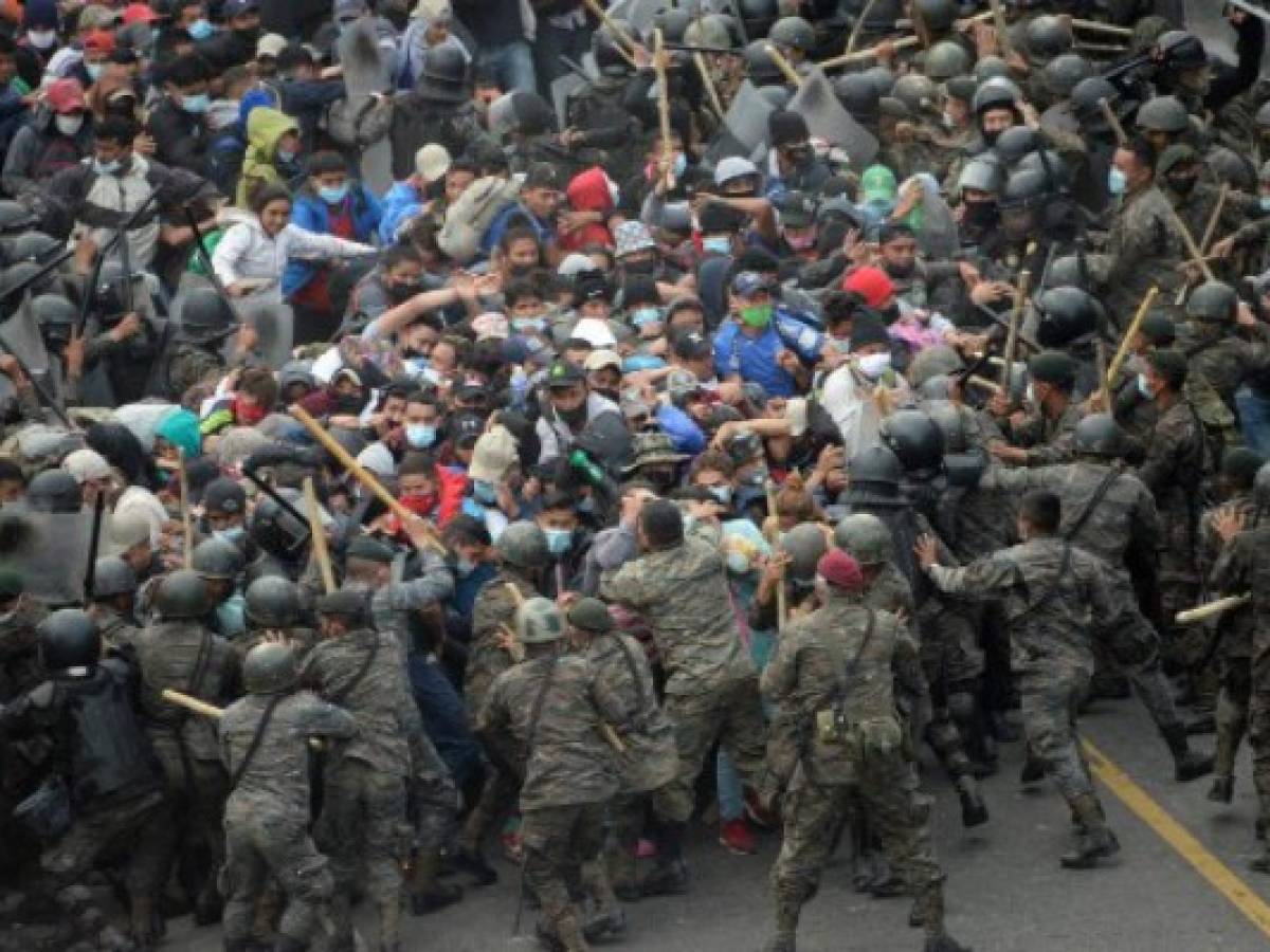 Video: Policía de Guatemala frena caravana migrante con gas lacrimógeno y palos