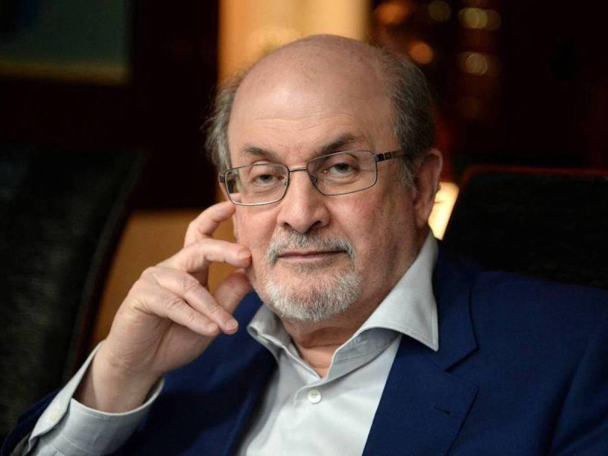 El esctritor Salman Rushdie fue apuñalado durante un acto en Nueva York