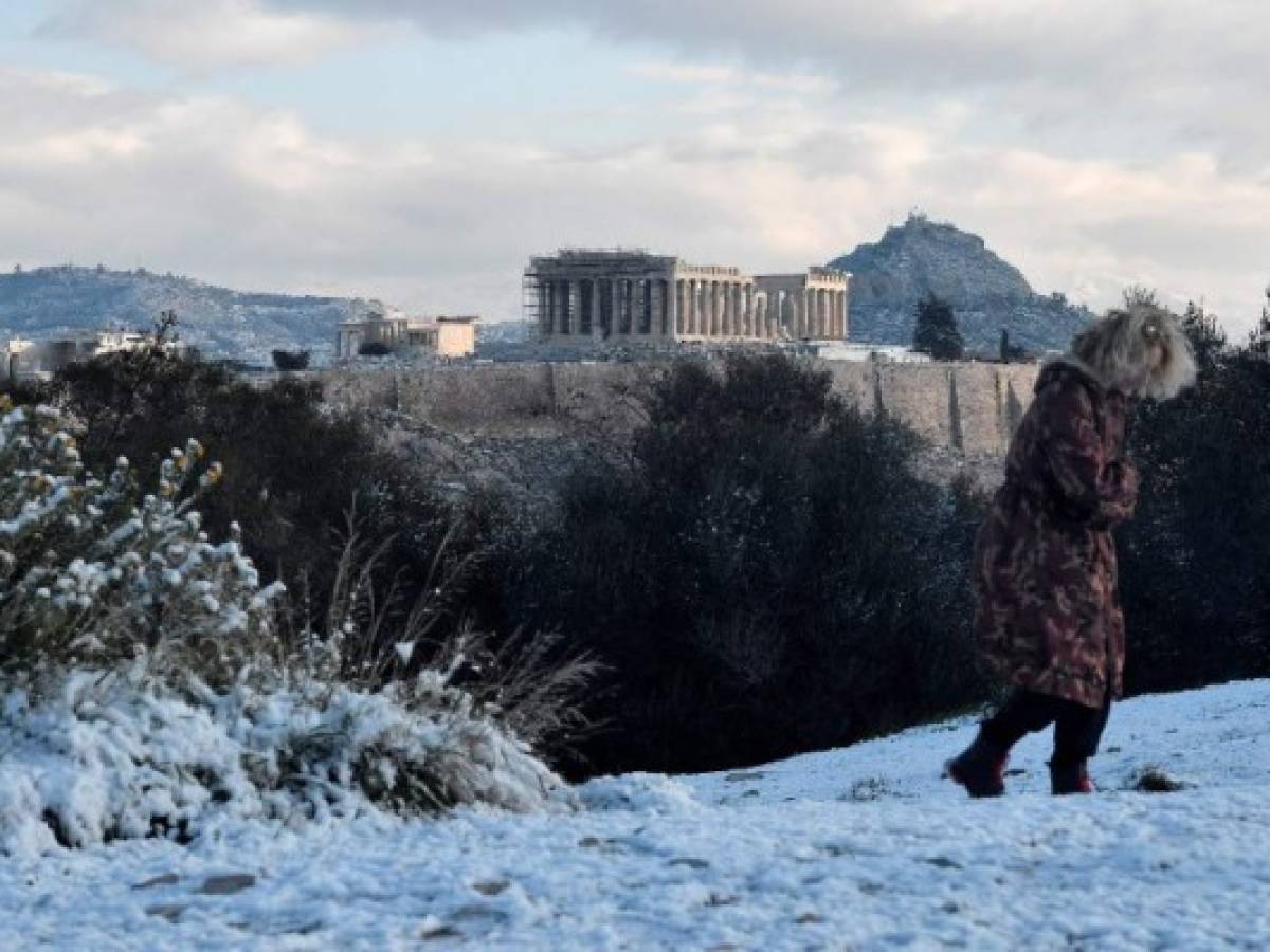 La Acrópolis de Atenas bajo nieve