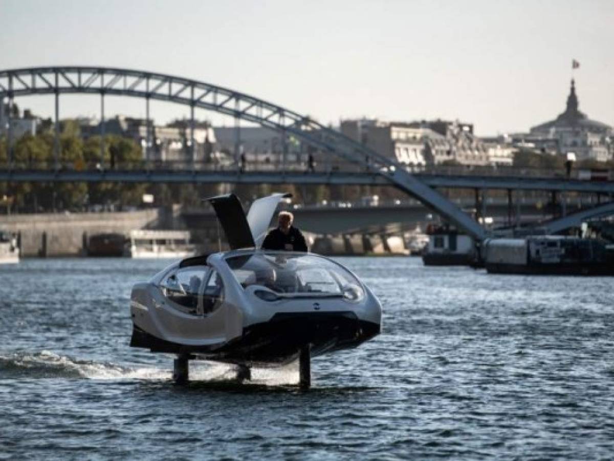 An Electric boat, the Sea Bubbles, aka 'flying taxi' cruises on the river Seine during a test in Paris, on September 18, 2019. (Photo by Martin BUREAU / AFP)