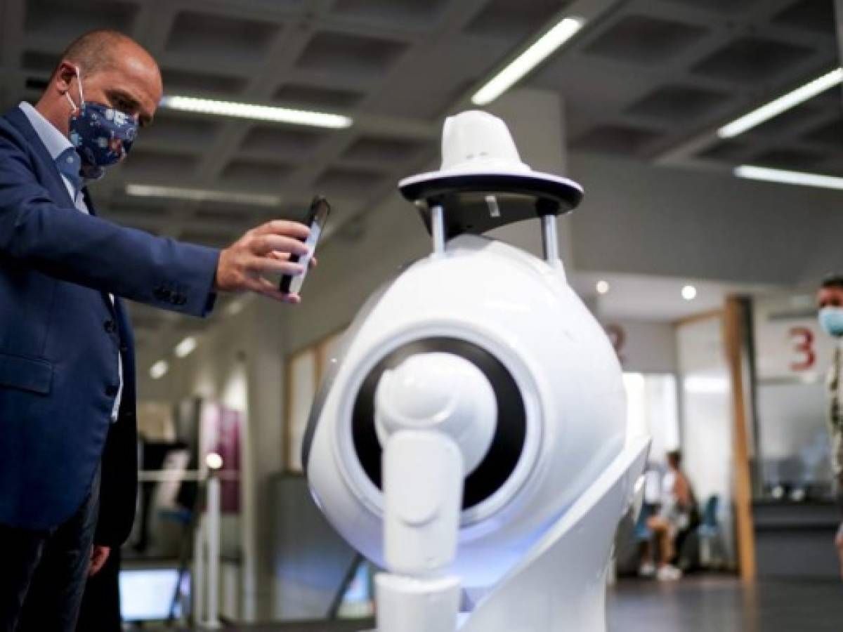 Robot verifica temperatura y uso de mascarilla a pacientes en ciudad belga