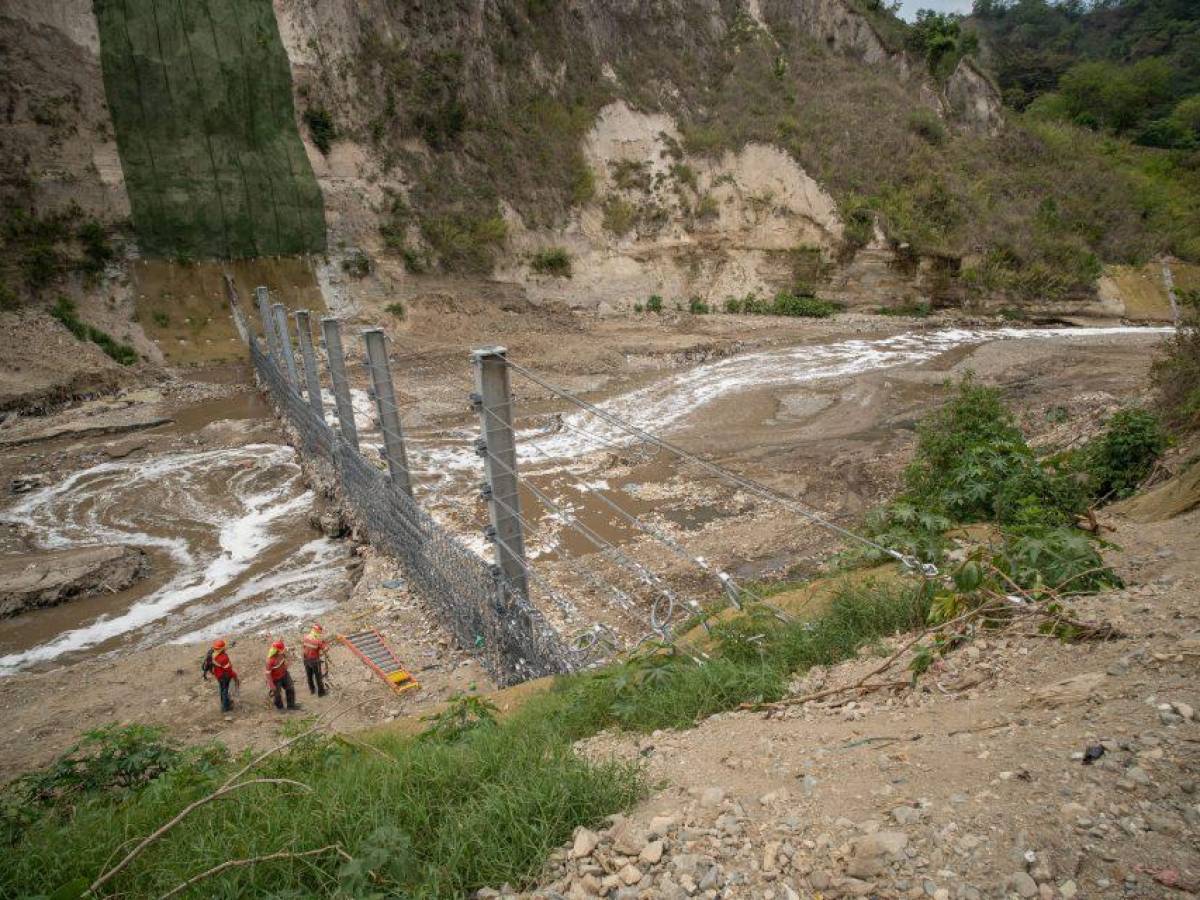 Guatemala: La titánica tarea por retener la basura que fluye en el Río Motagua