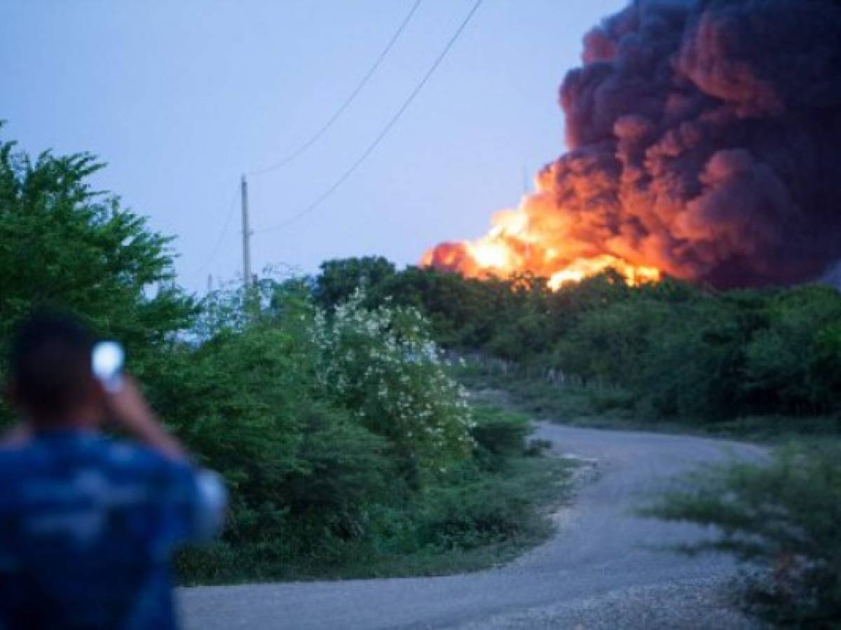 Llegan expertos a Nicaragua a ayudar con incendio en planta de combustible de Puma que inició el miércoles