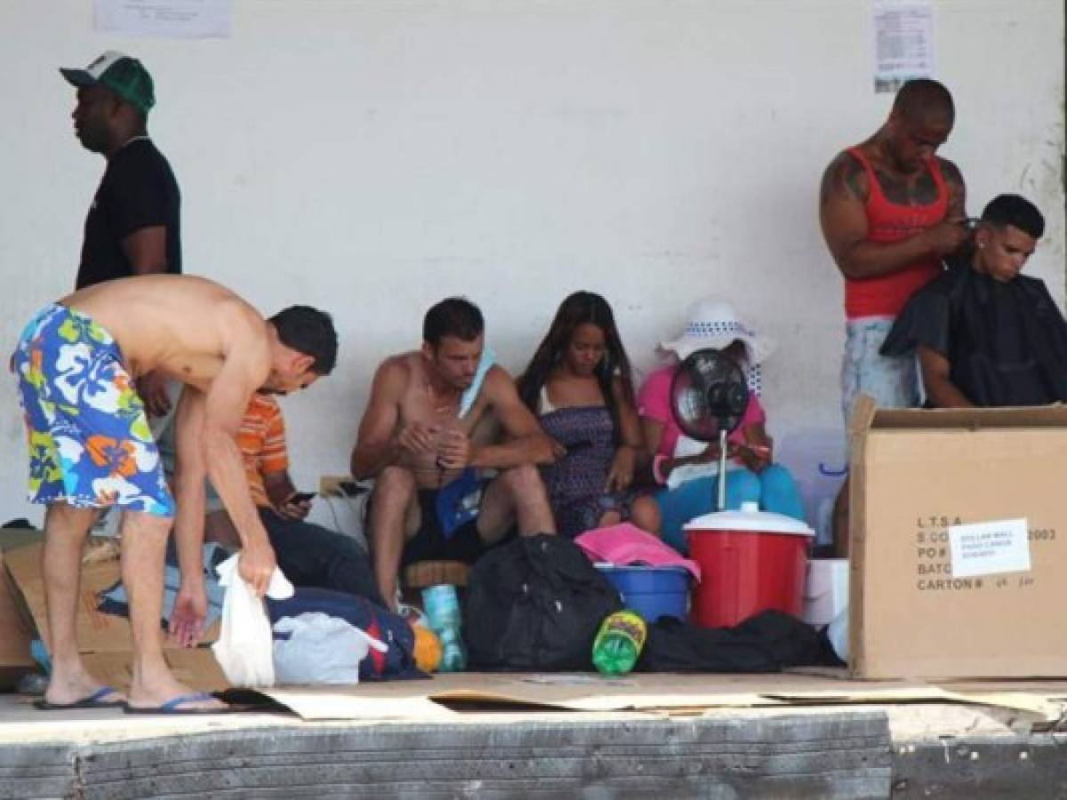 Cubanos angustiados y varados en Panamá reclaman salida hacia EE.UU.