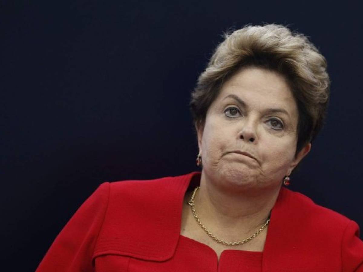 Rousseff, más amenazada que nunca por deserciones de aliados en Brasil