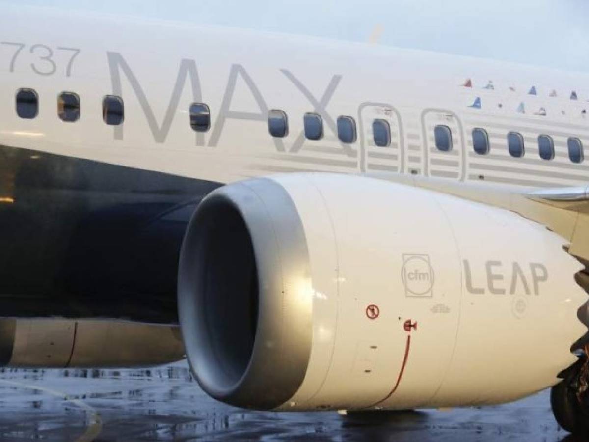 Boeing retrasó oficialmente el martes el posible retorno a los cielos de sus 737 MAX al indicar que no espera tener las necesarias autorizaciones antes de mediados de año. FOTO AFP